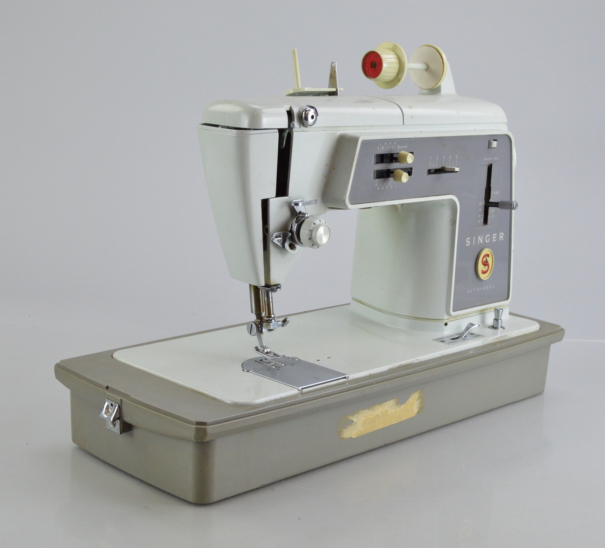 Vintage Singer Slant-o-Matic 600 Sewing Machine and Accessories