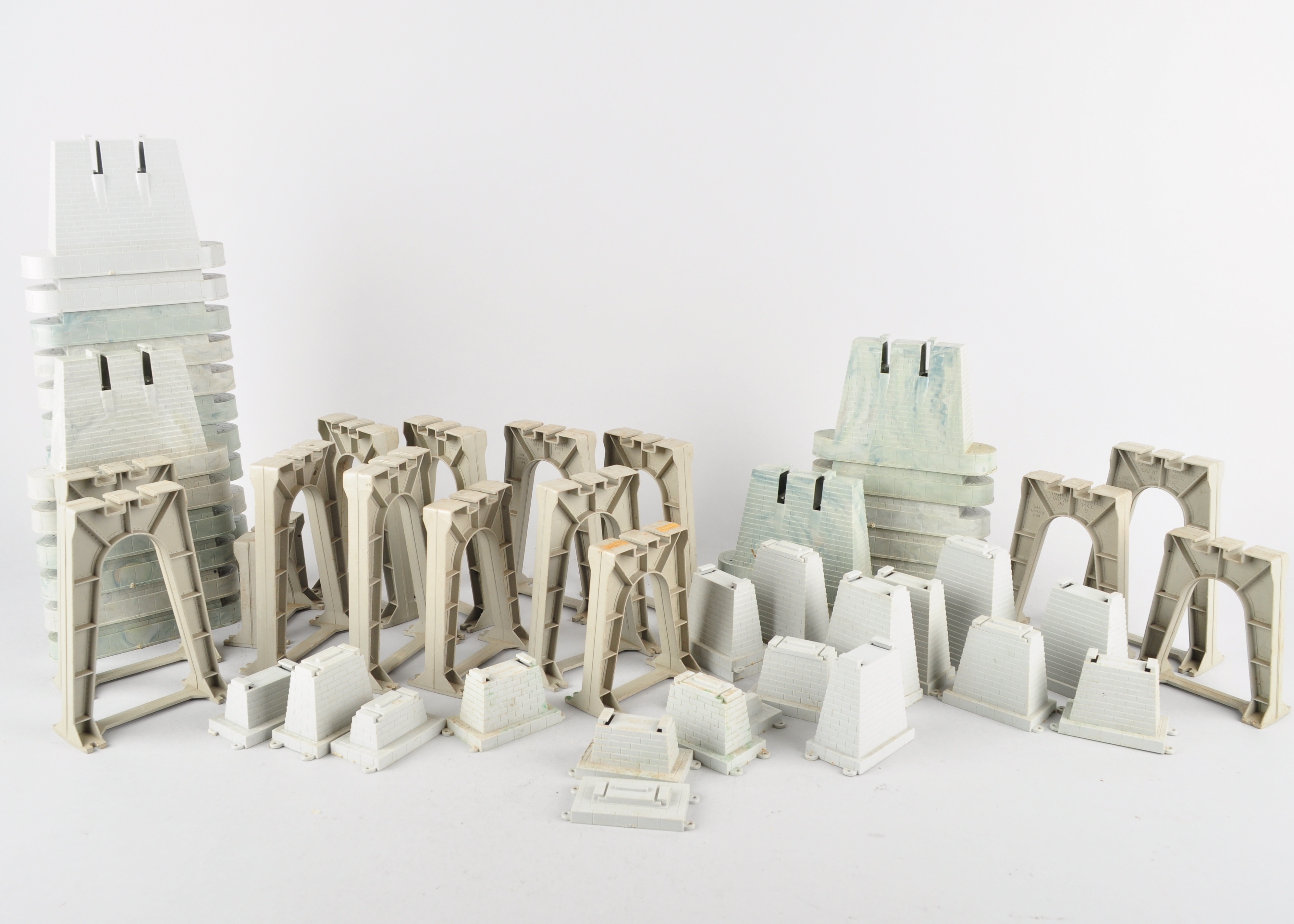 Assortment of Atlas and Lionel Bridge Parts