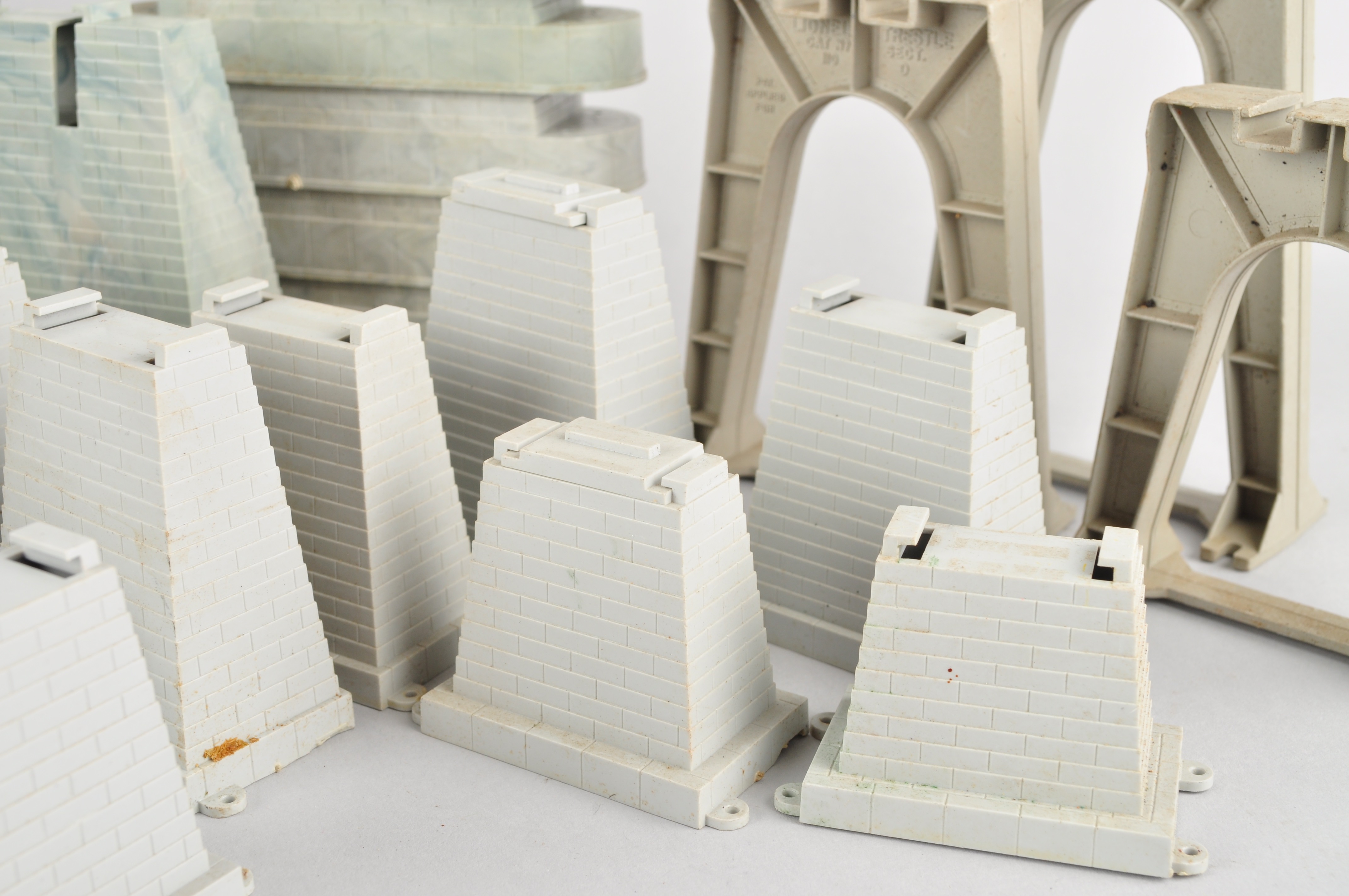 Assortment of Atlas and Lionel Bridge Parts