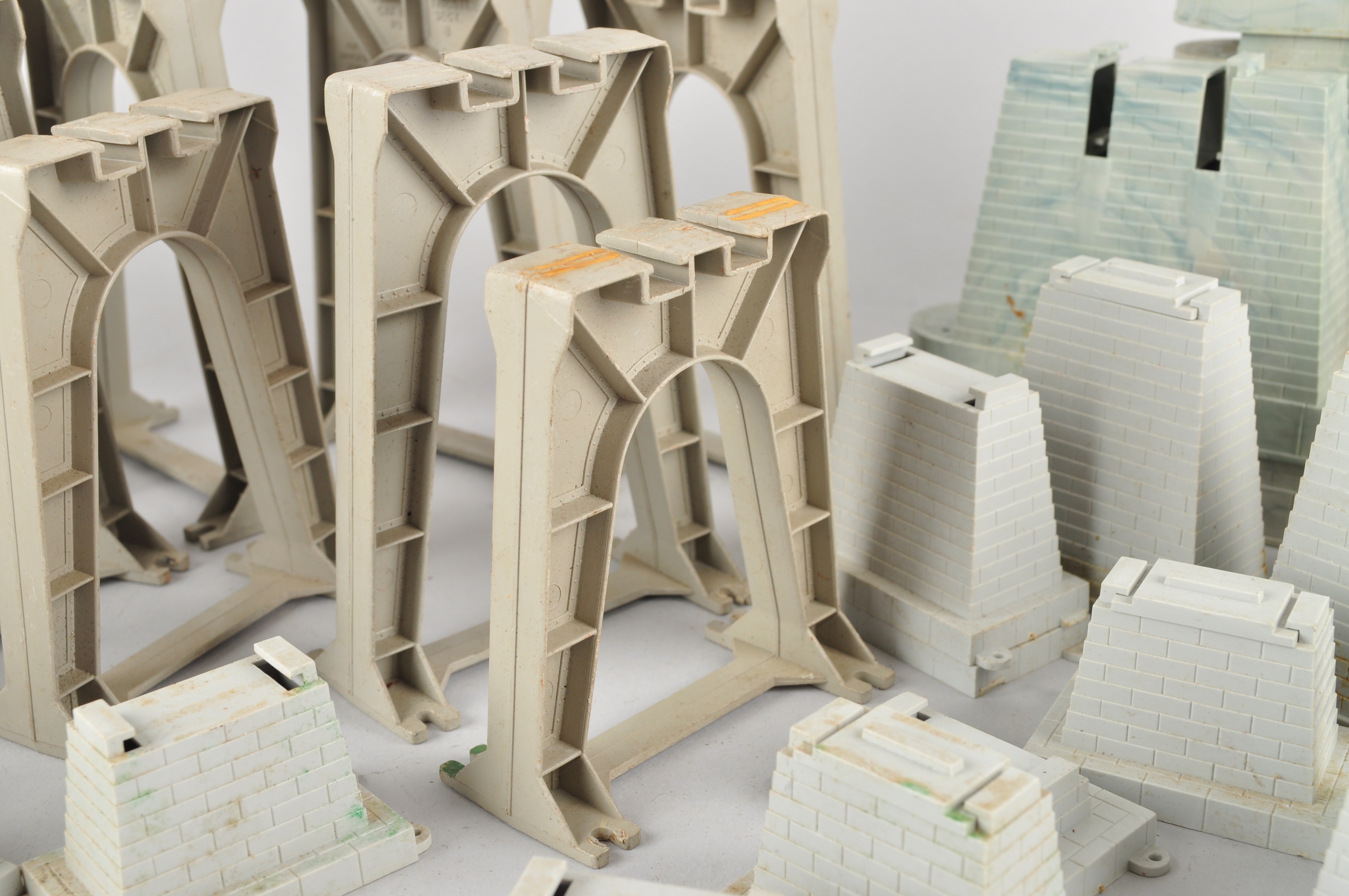 Assortment of Atlas and Lionel Bridge Parts