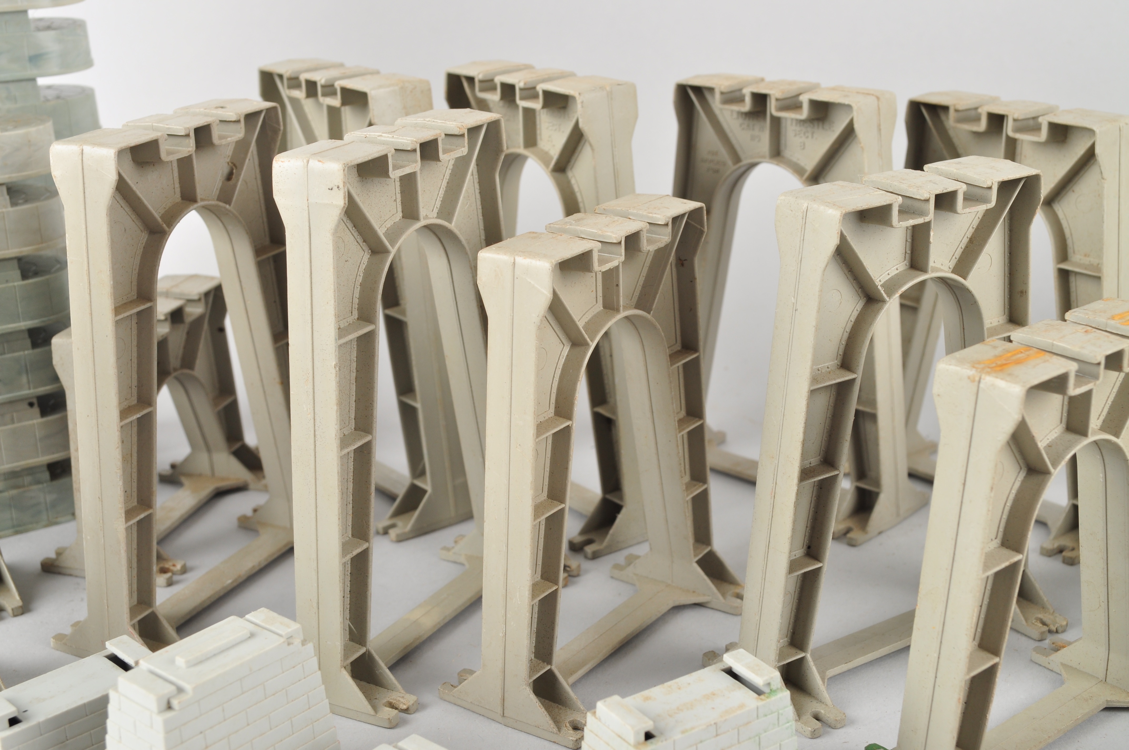 Assortment of Atlas and Lionel Bridge Parts