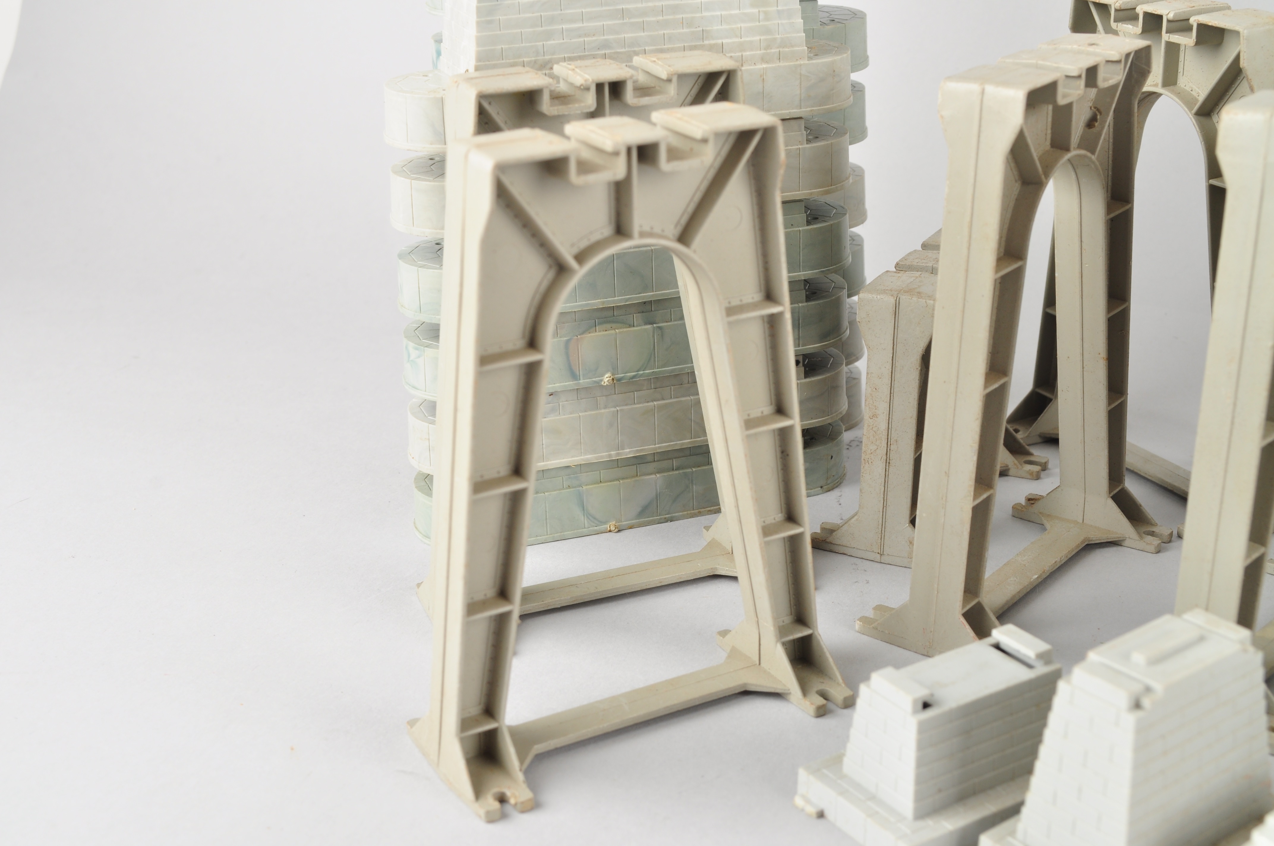 Assortment of Atlas and Lionel Bridge Parts