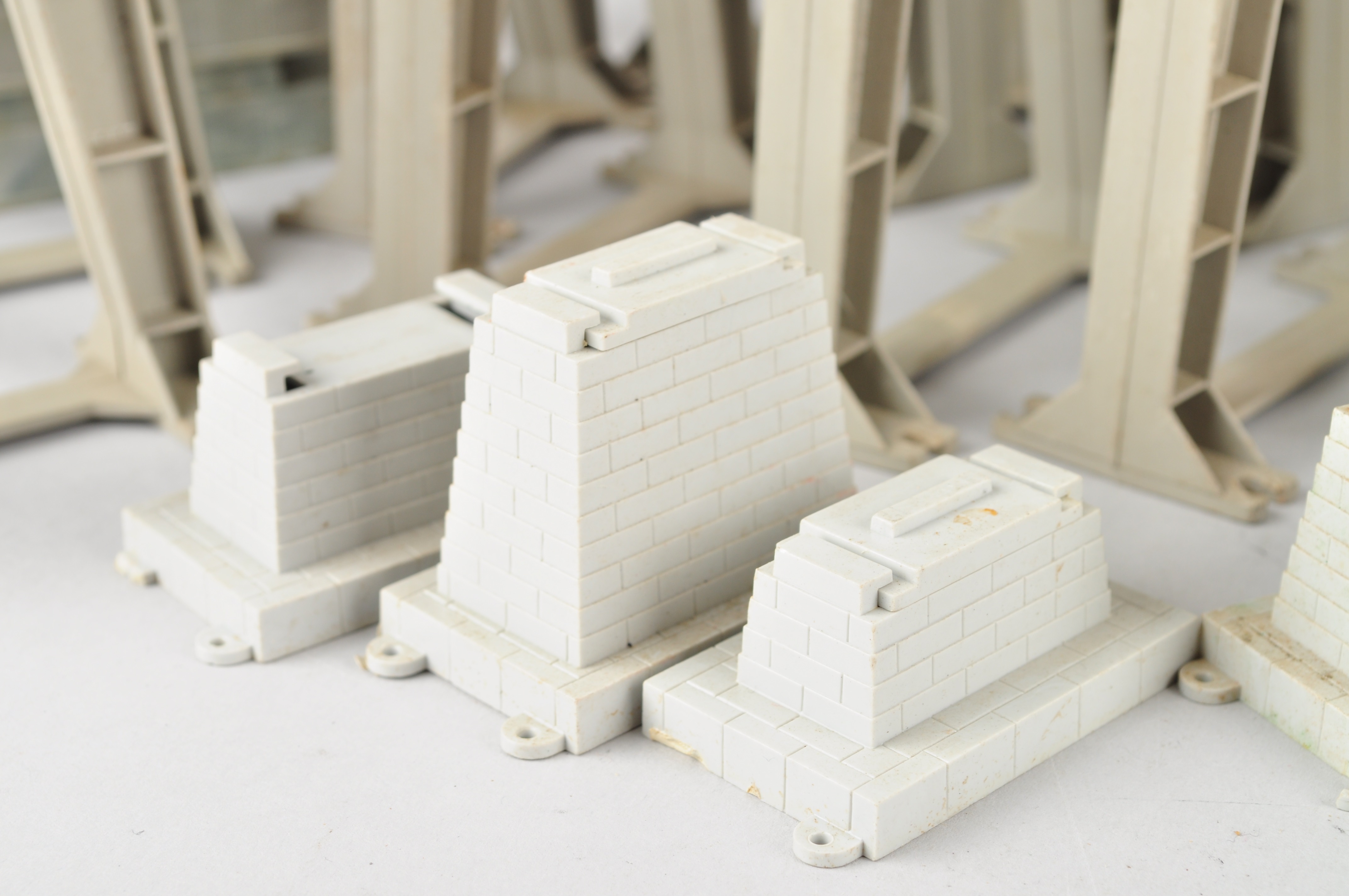 Assortment of Atlas and Lionel Bridge Parts