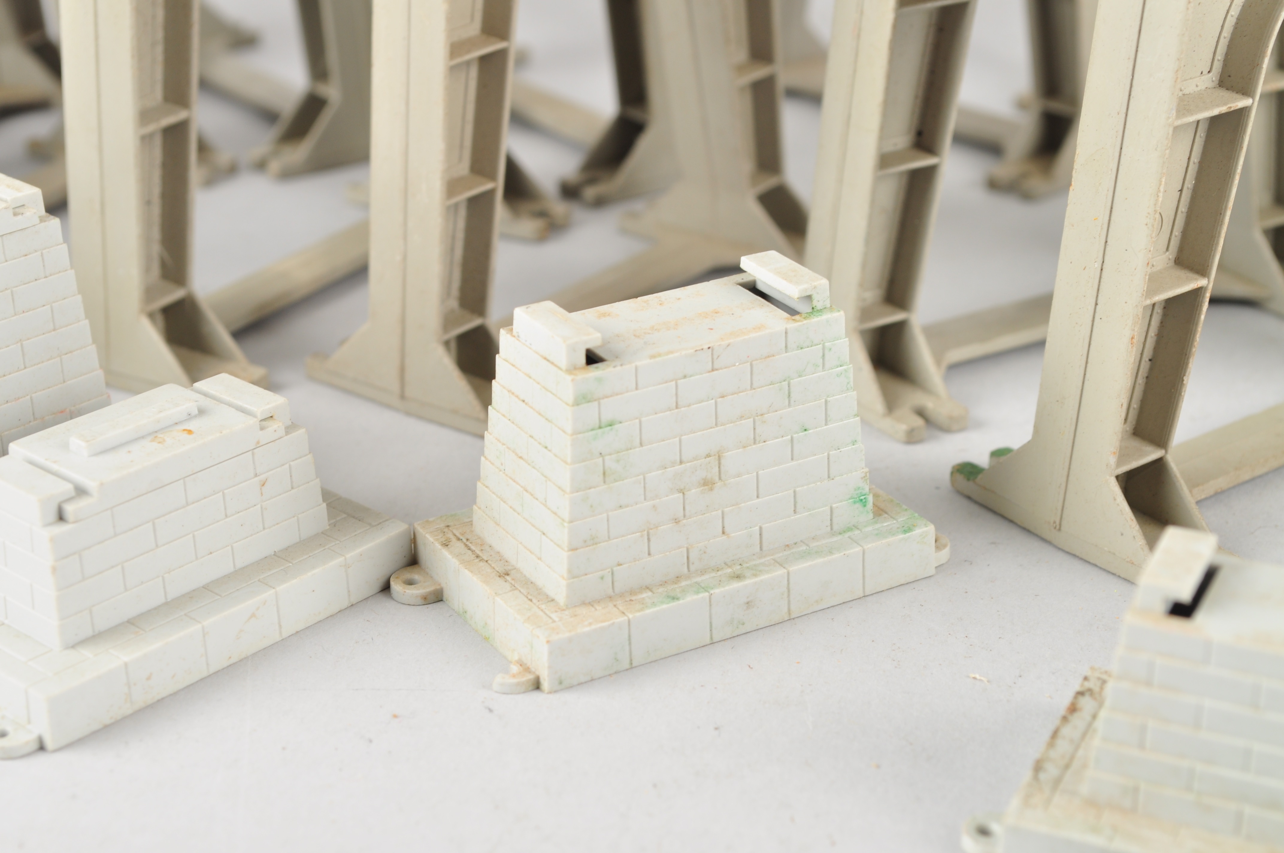 Assortment of Atlas and Lionel Bridge Parts