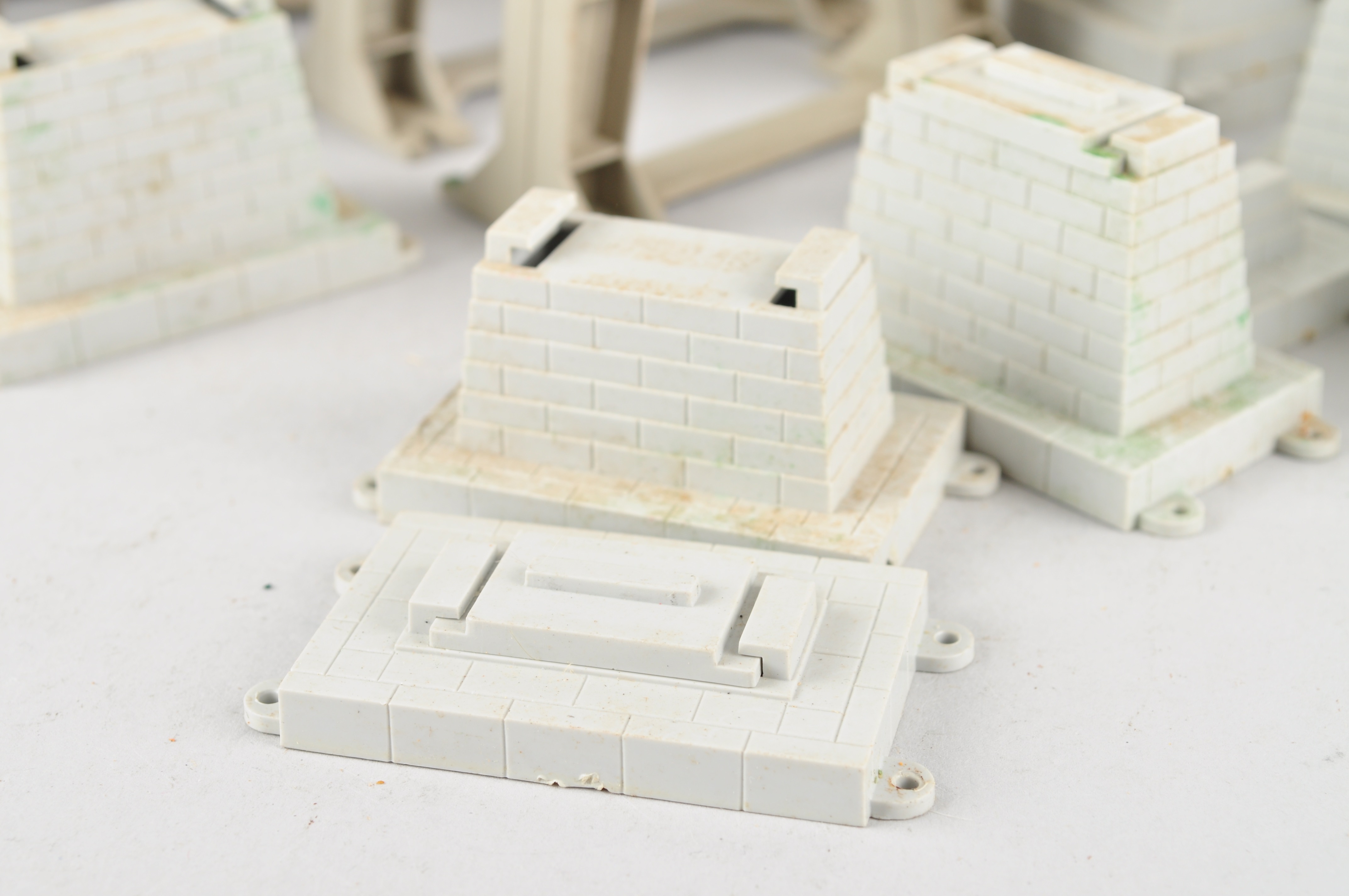 Assortment of Atlas and Lionel Bridge Parts