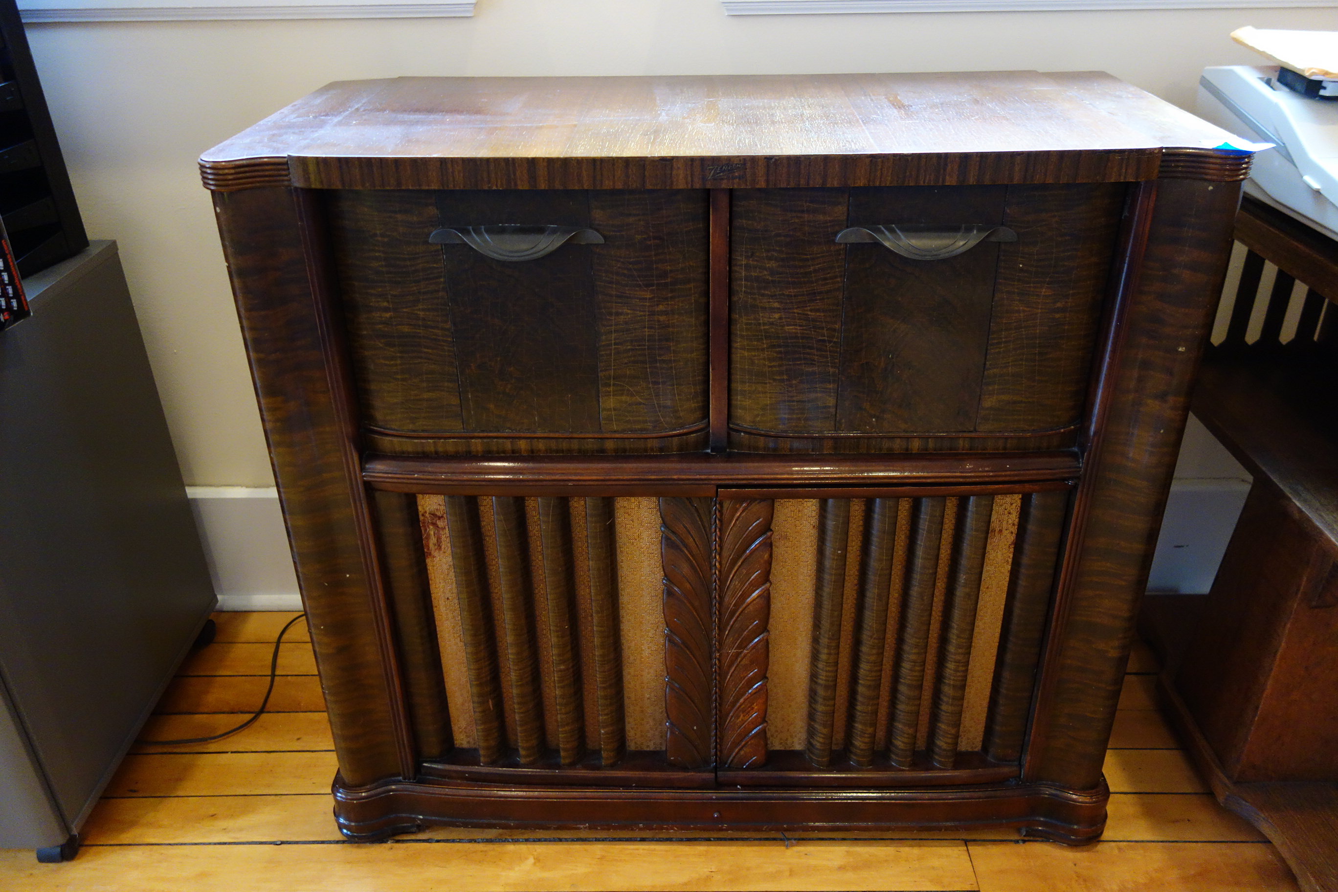 Mid Century Zenith Cobra Radio Phonograph Console