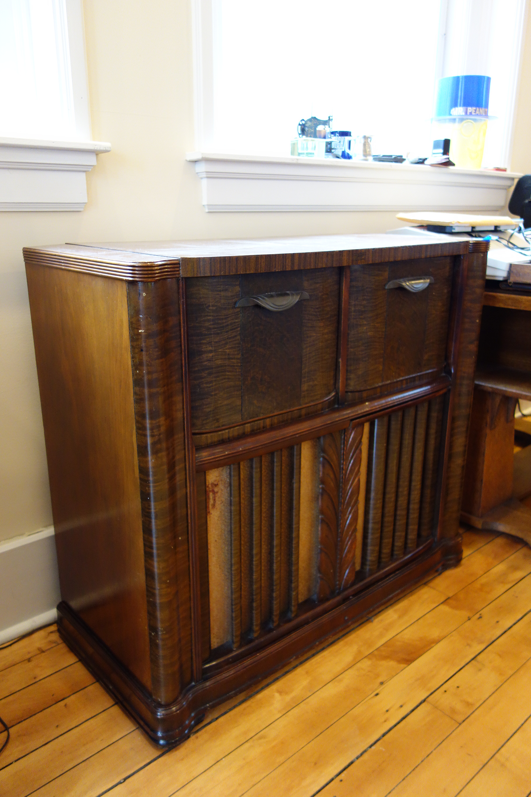 Mid Century Zenith Cobra Radio Phonograph Console