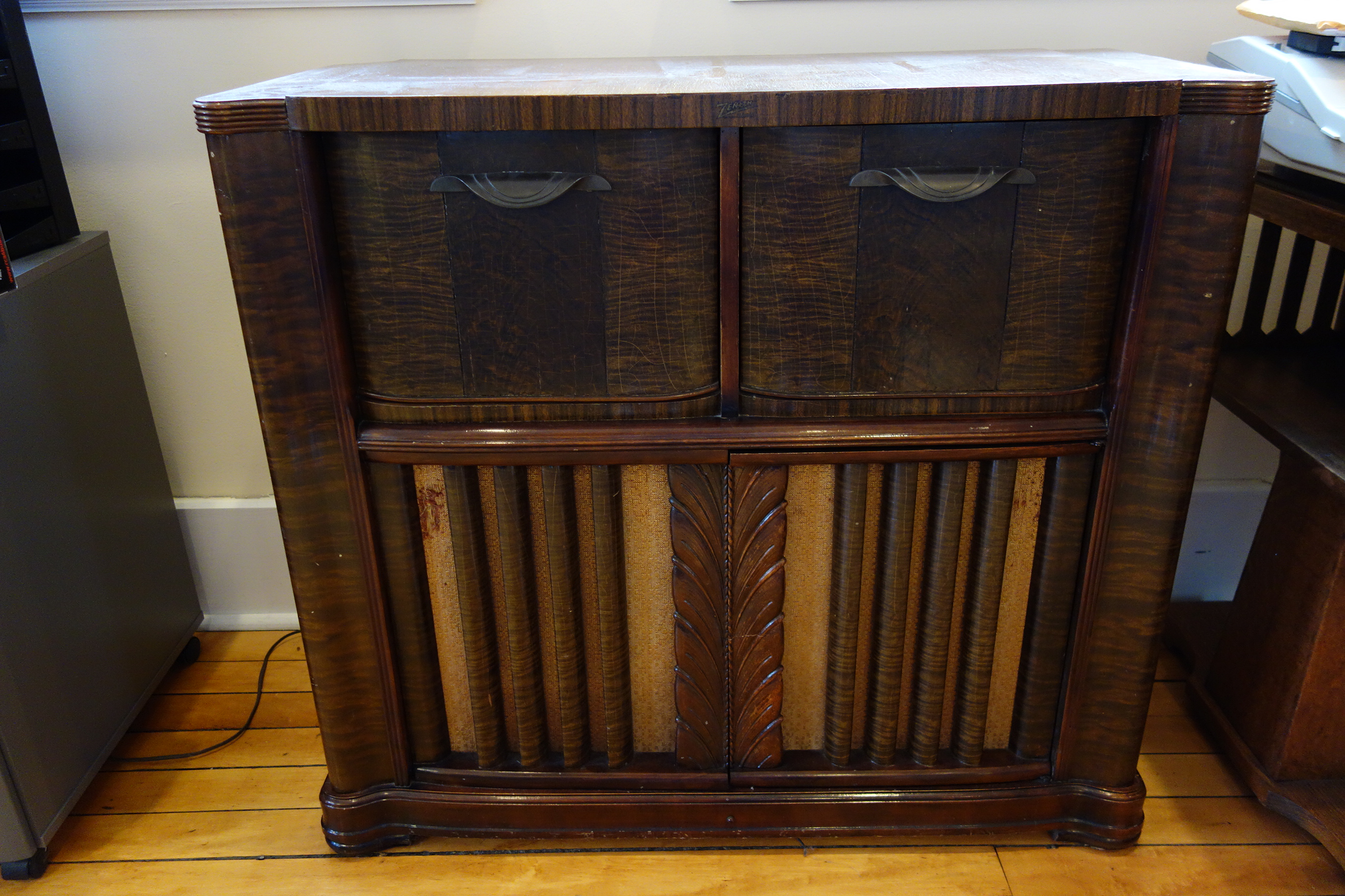 Mid Century Zenith Cobra Radio Phonograph Console