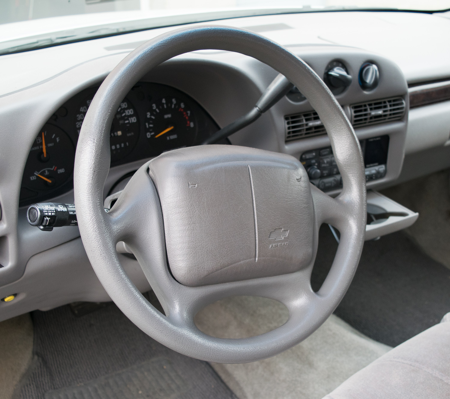 1995 White Chevrolet Lumina LS
