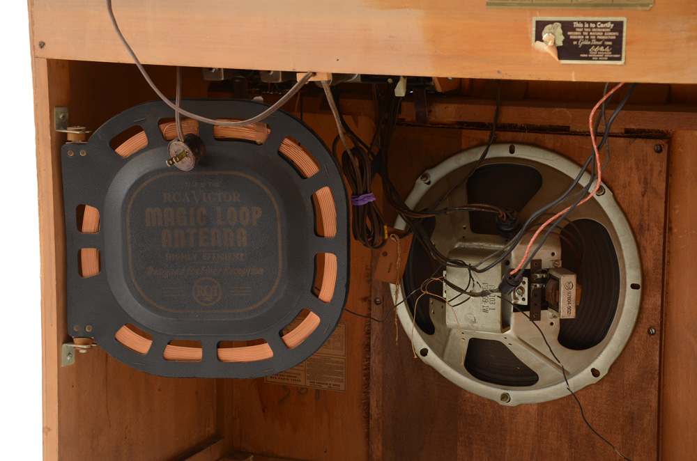 Vintage RCA Victor Phonograph and Radio Console