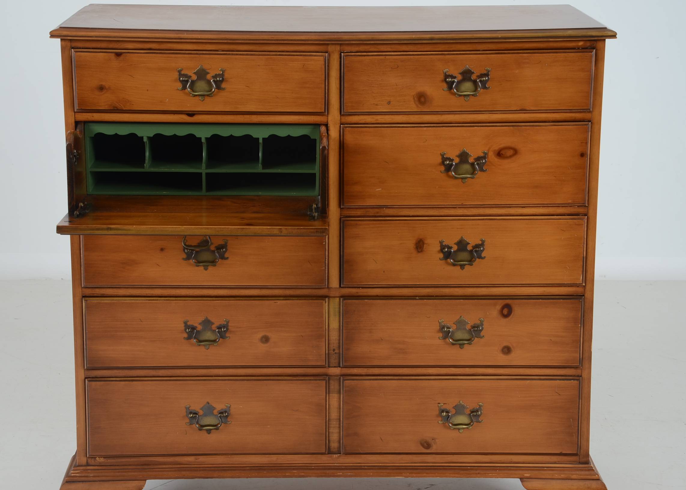 Drexel "Traditional American" Pine Dresser