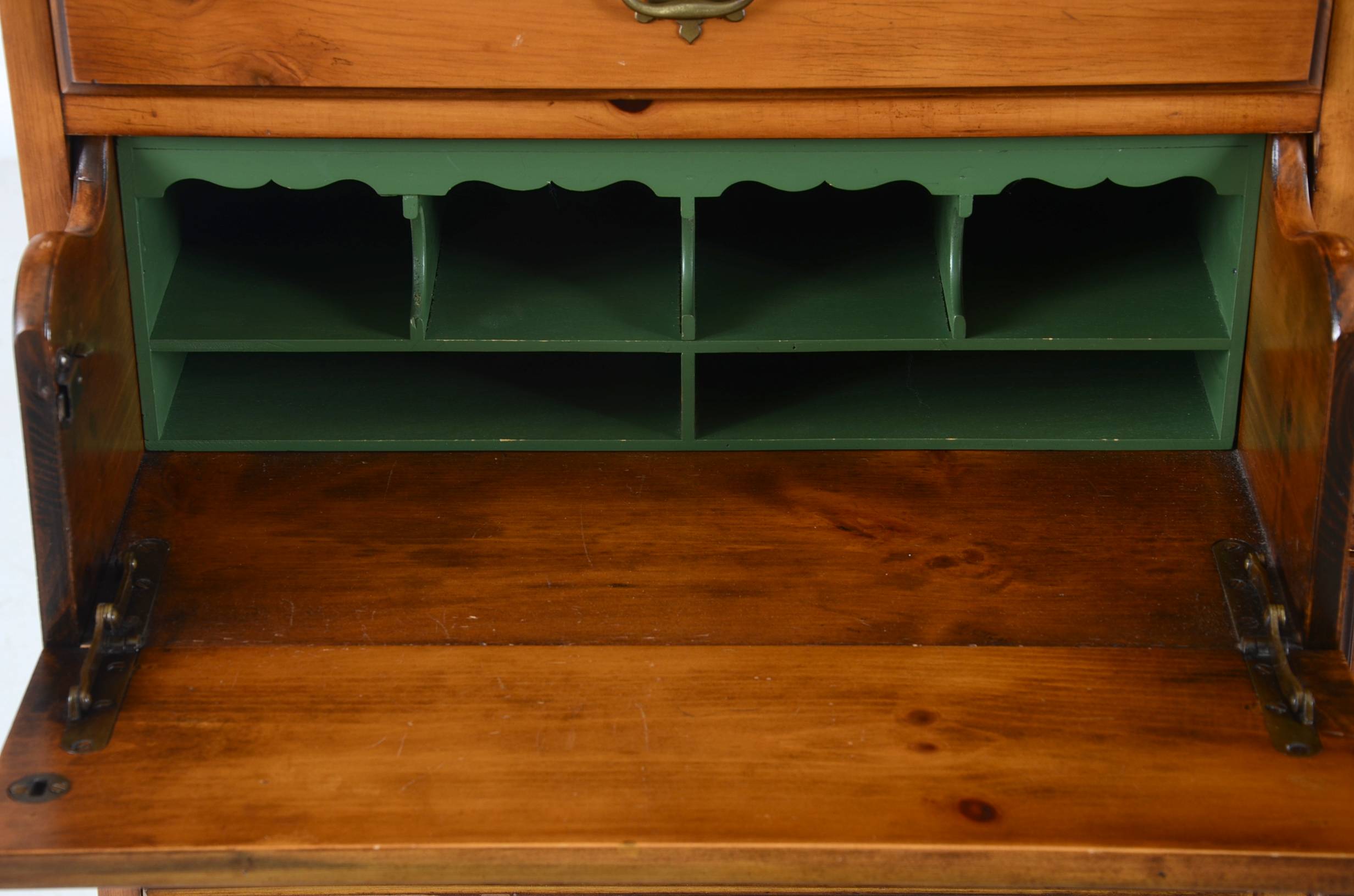 Drexel "Traditional American" Pine Dresser