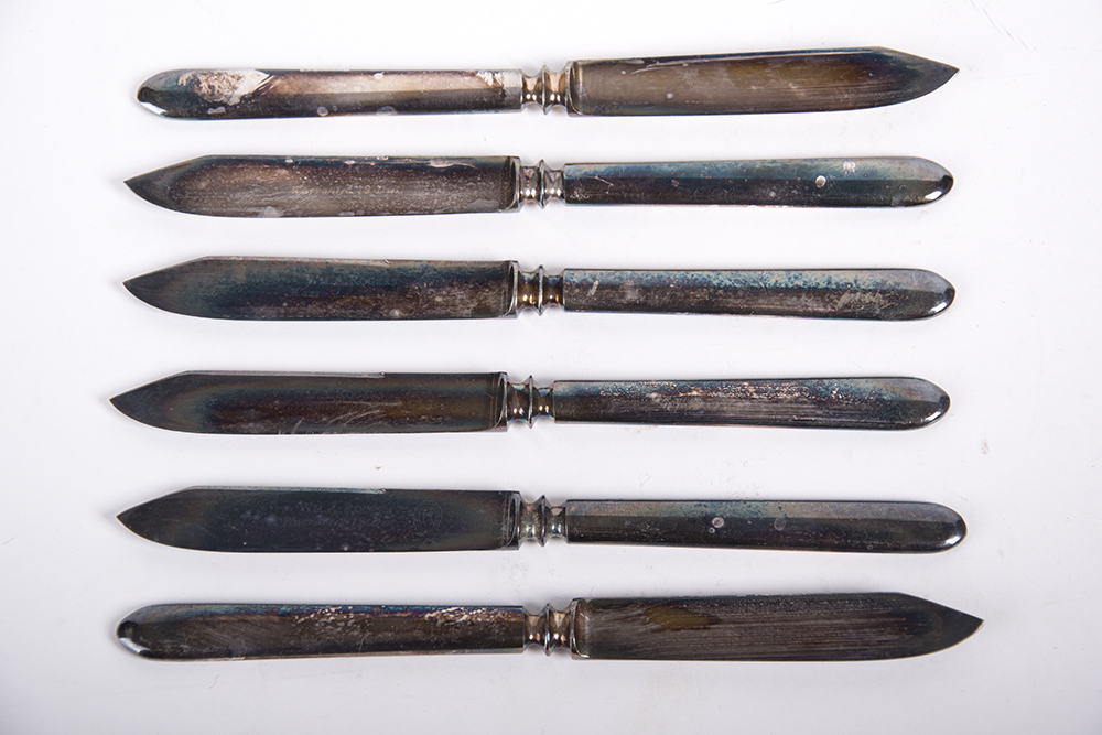 WM A Rogers Silver Plate Knives