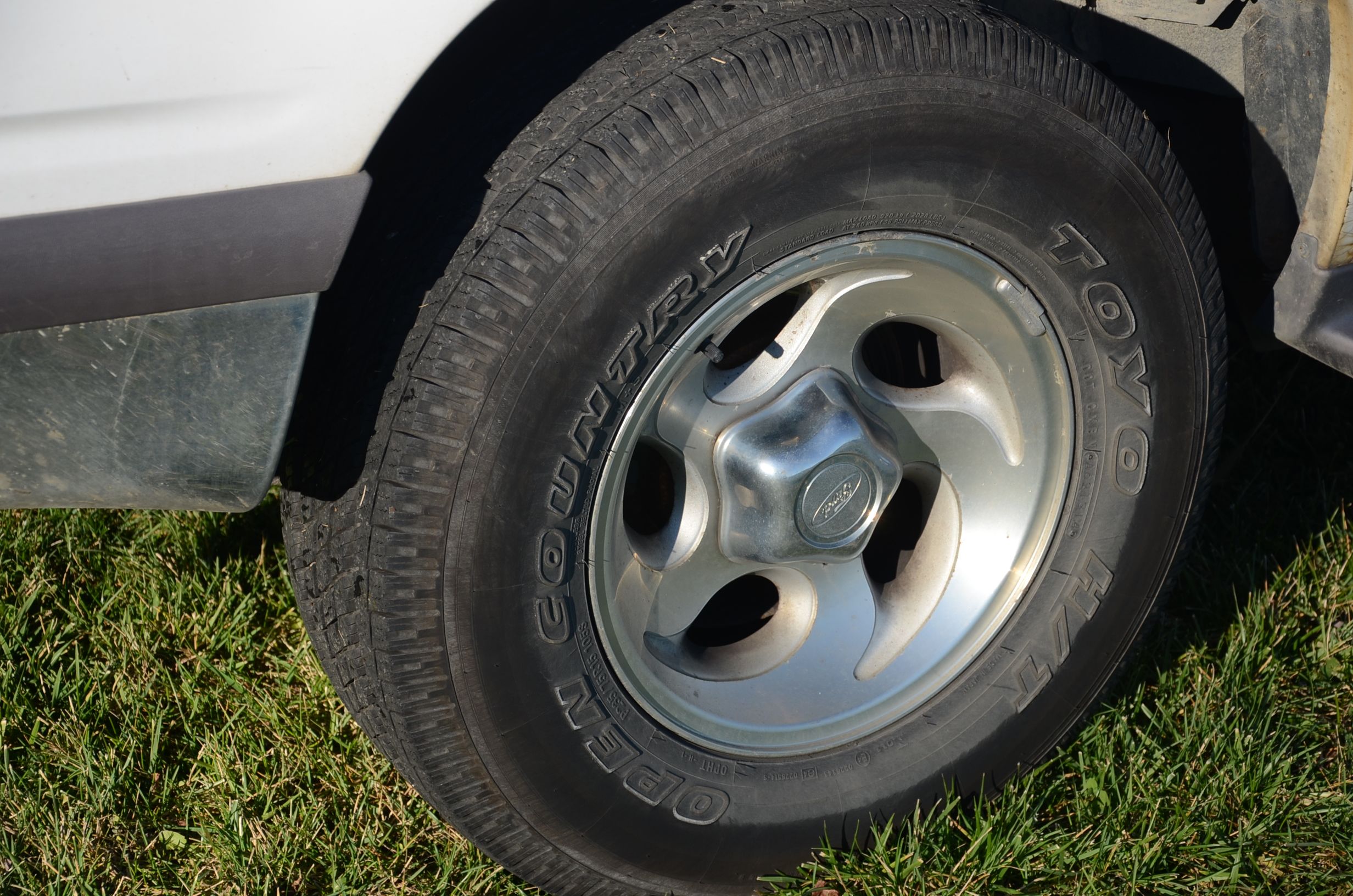 1997 White Ford Explorer Sports Utility Vehicle