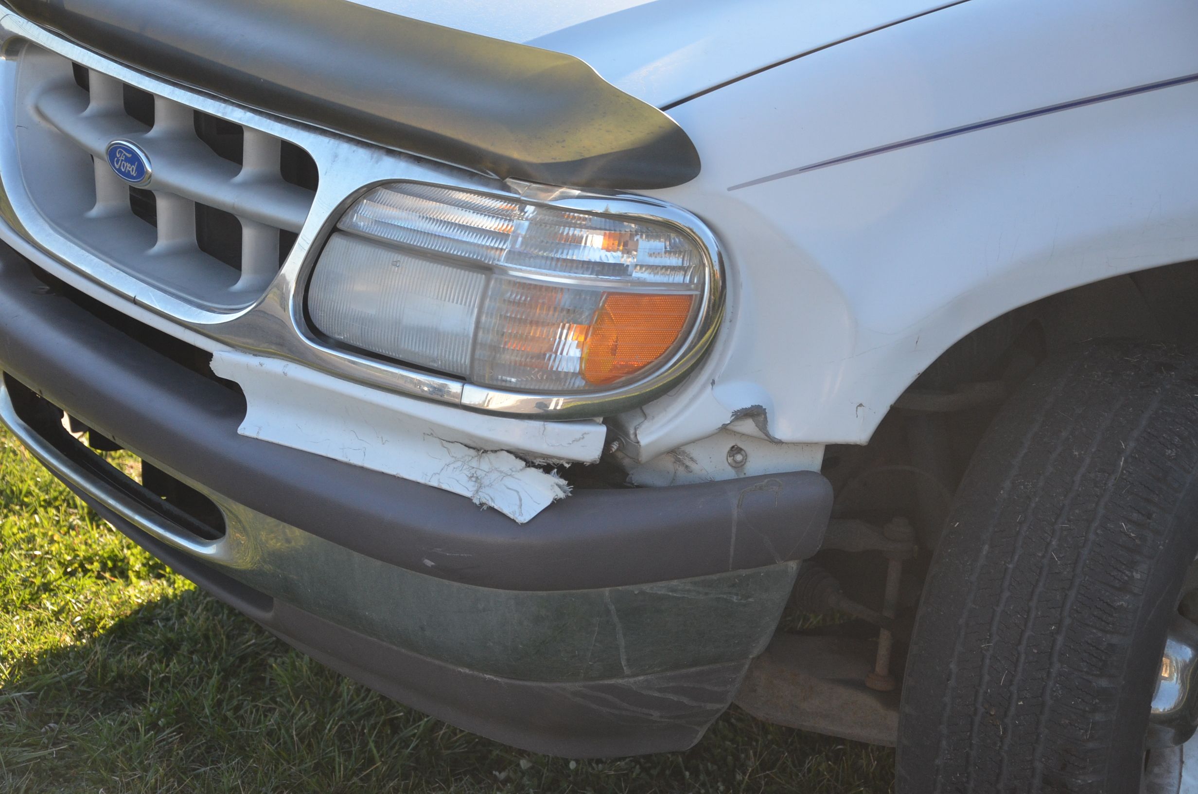 1997 White Ford Explorer Sports Utility Vehicle