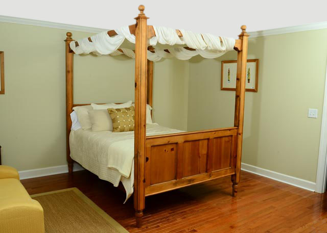 Knotty Pine Four Poster Queen Canopy Bed