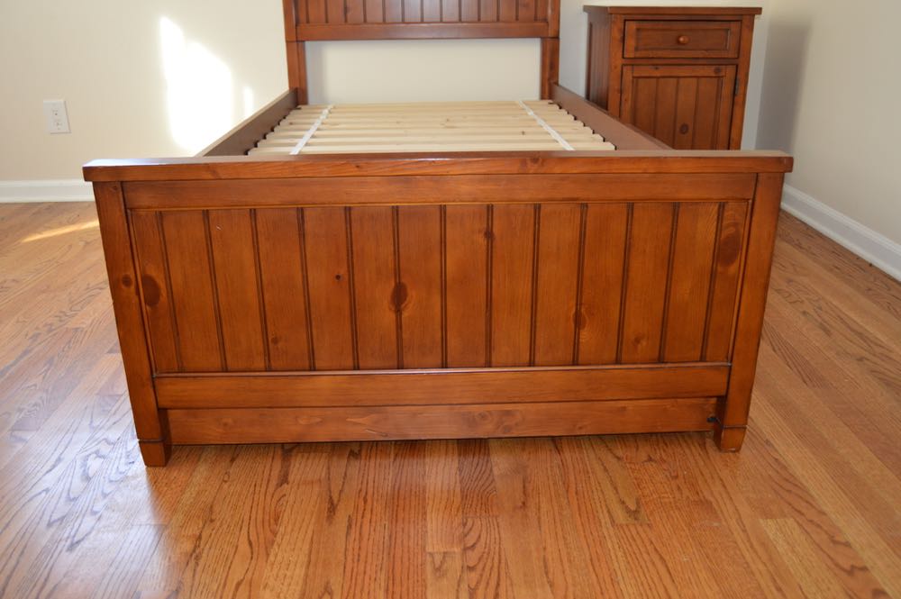 Pottery Barn Teen Beadboard Basic Bed And Trundle