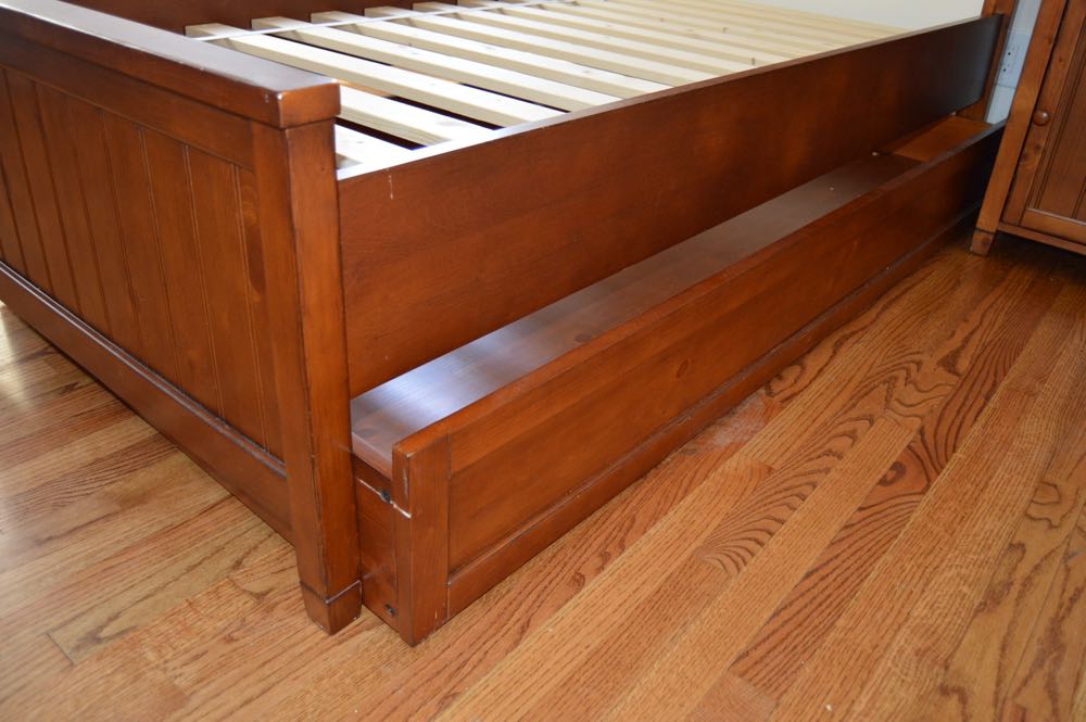 Pottery Barn Teen Beadboard Basic Bed And Trundle