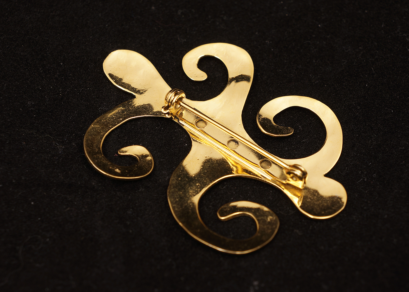 Carlton Ridge for Sutton Hoo Jewelry Gold Tone Abstract Lapel Pins