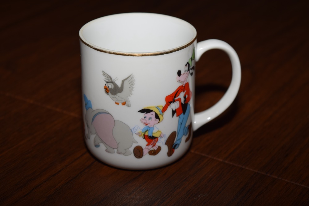 Vintage Walt Disney Mugs and 1972 Disney World Pamphlet