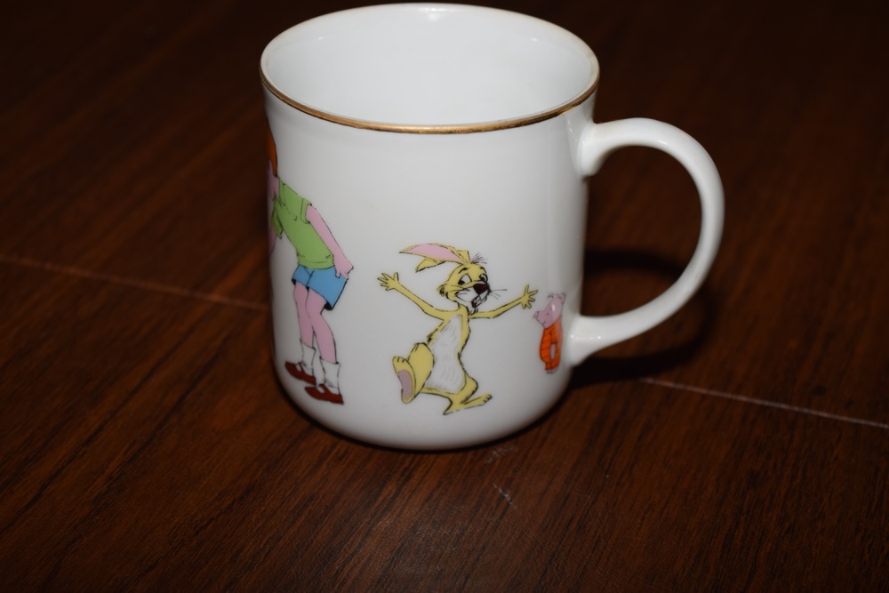 Vintage Walt Disney Mugs and 1972 Disney World Pamphlet