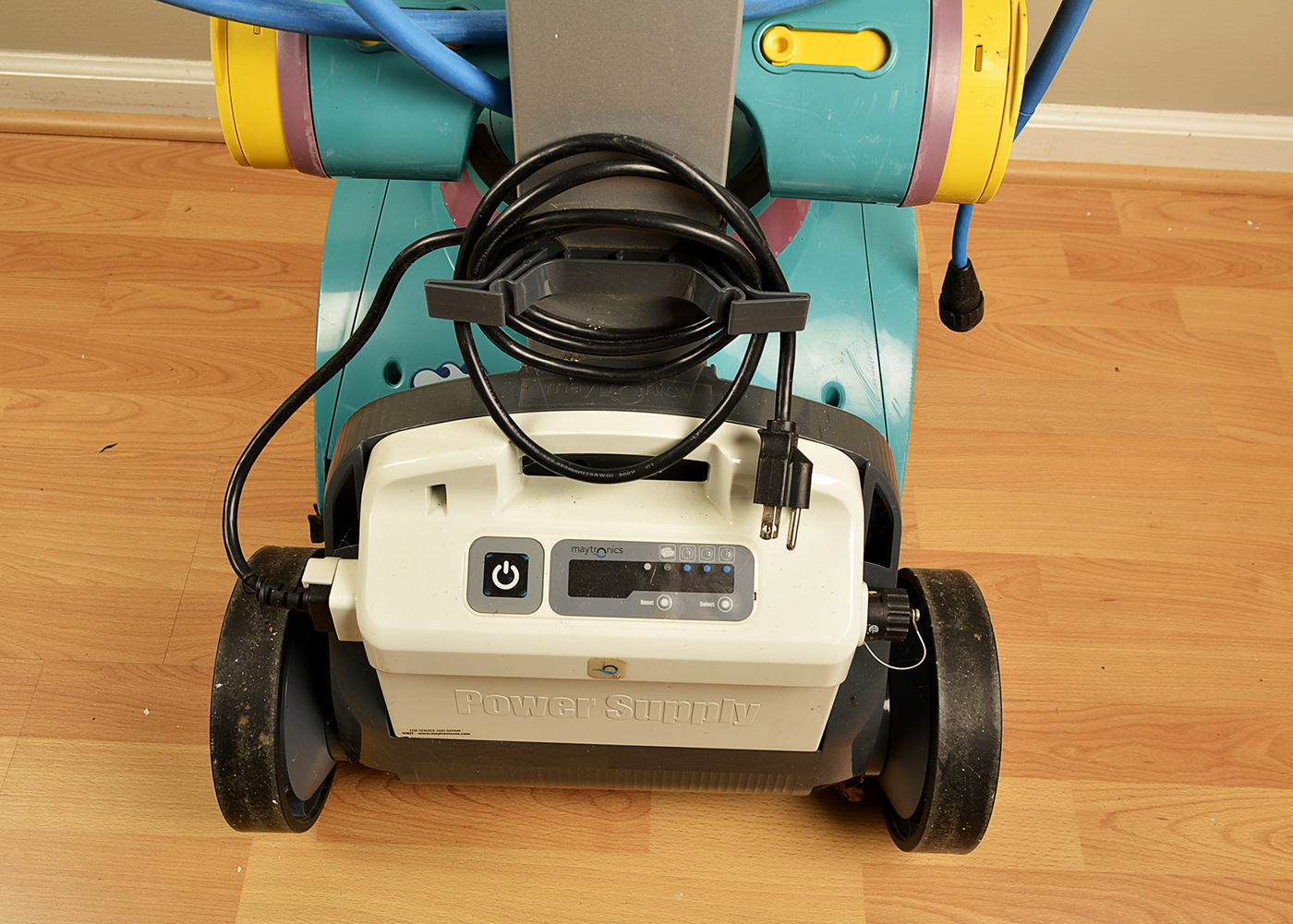 Maytronics Dolphin Deluxe 4 Robotic Pool Cleaner