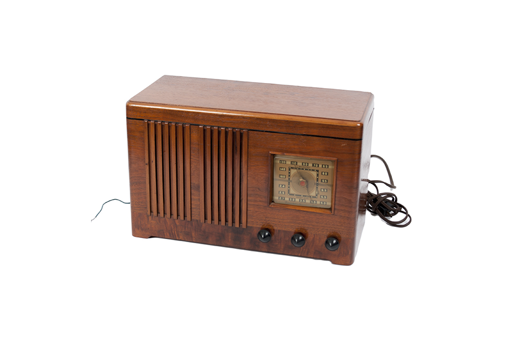 Vintage 1940 Emerson Radio