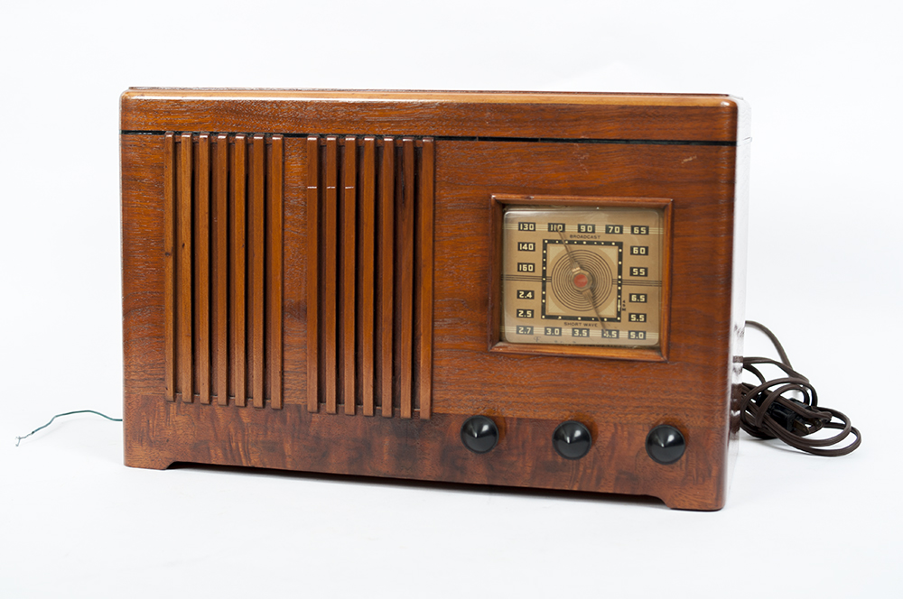 Vintage 1940 Emerson Radio