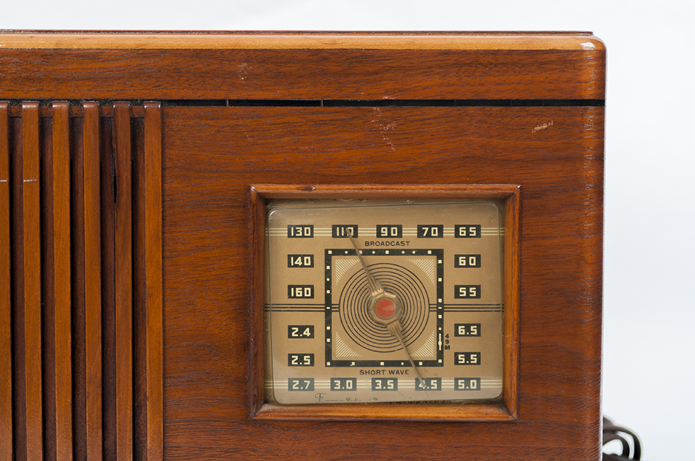 Vintage 1940 Emerson Radio