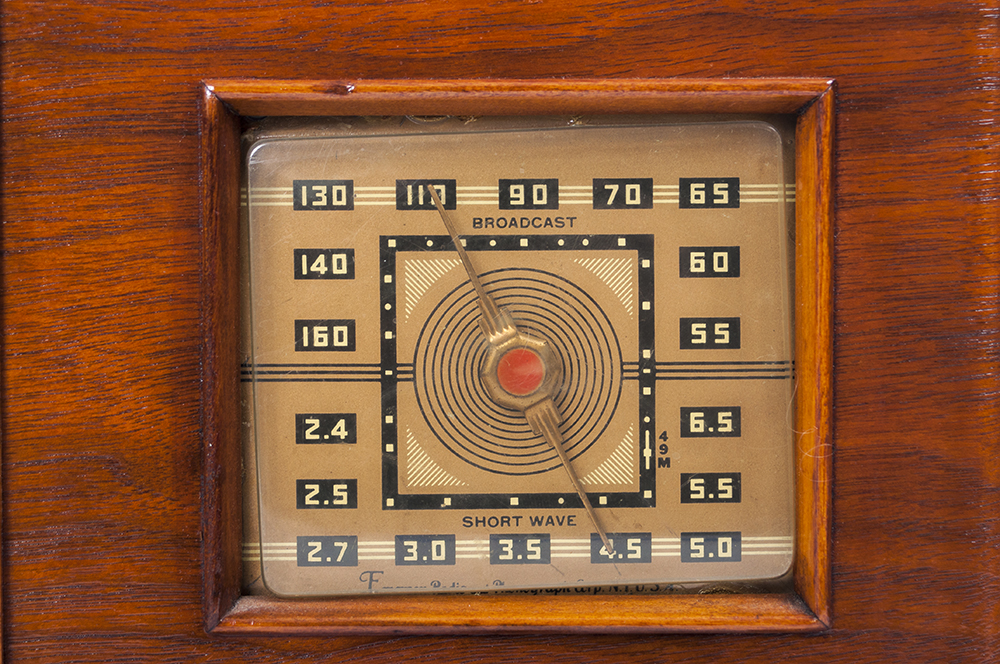 Vintage 1940 Emerson Radio