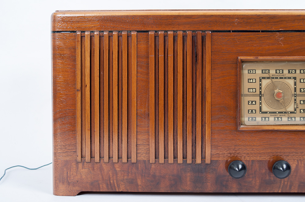 Vintage 1940 Emerson Radio