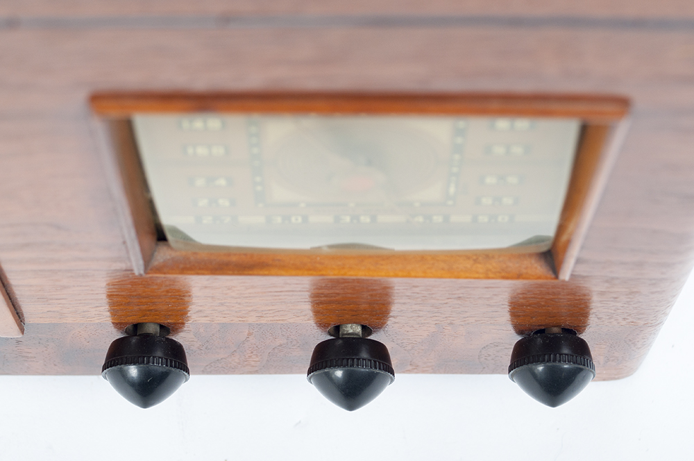 Vintage 1940 Emerson Radio