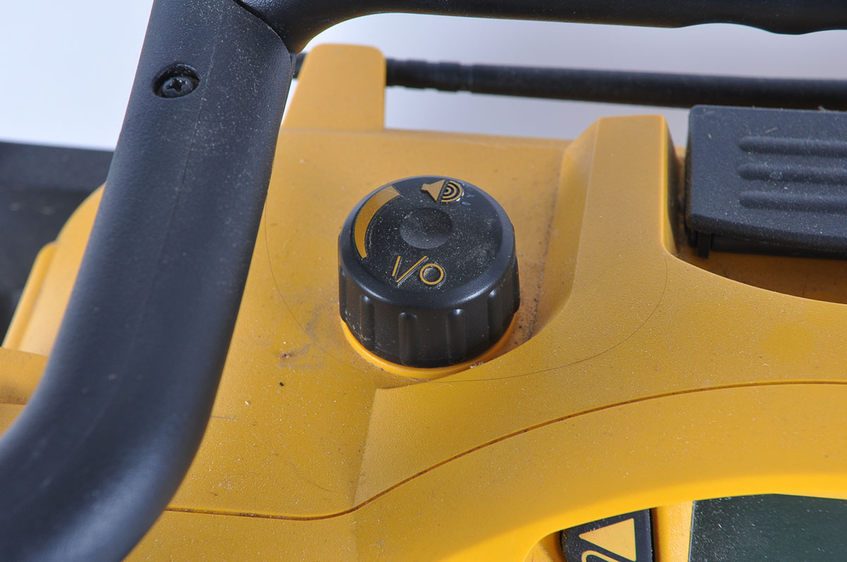 DeWalt DC-011 Worksite Radio/Charger with Battery