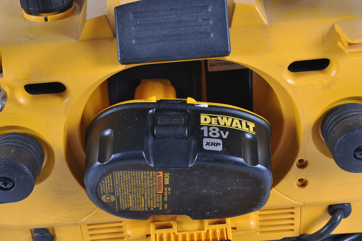 DeWalt DC-011 Worksite Radio/Charger with Battery