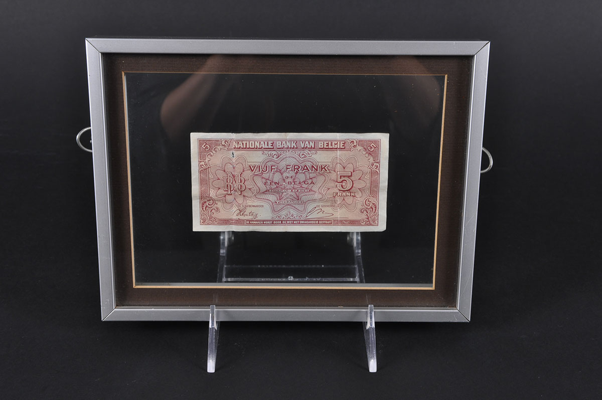 Foreign Paper Currency in Floating Frames