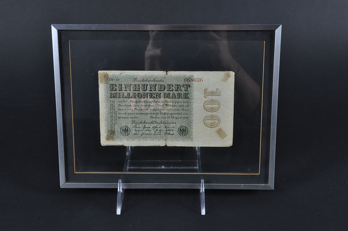 Foreign Paper Currency in Floating Frames