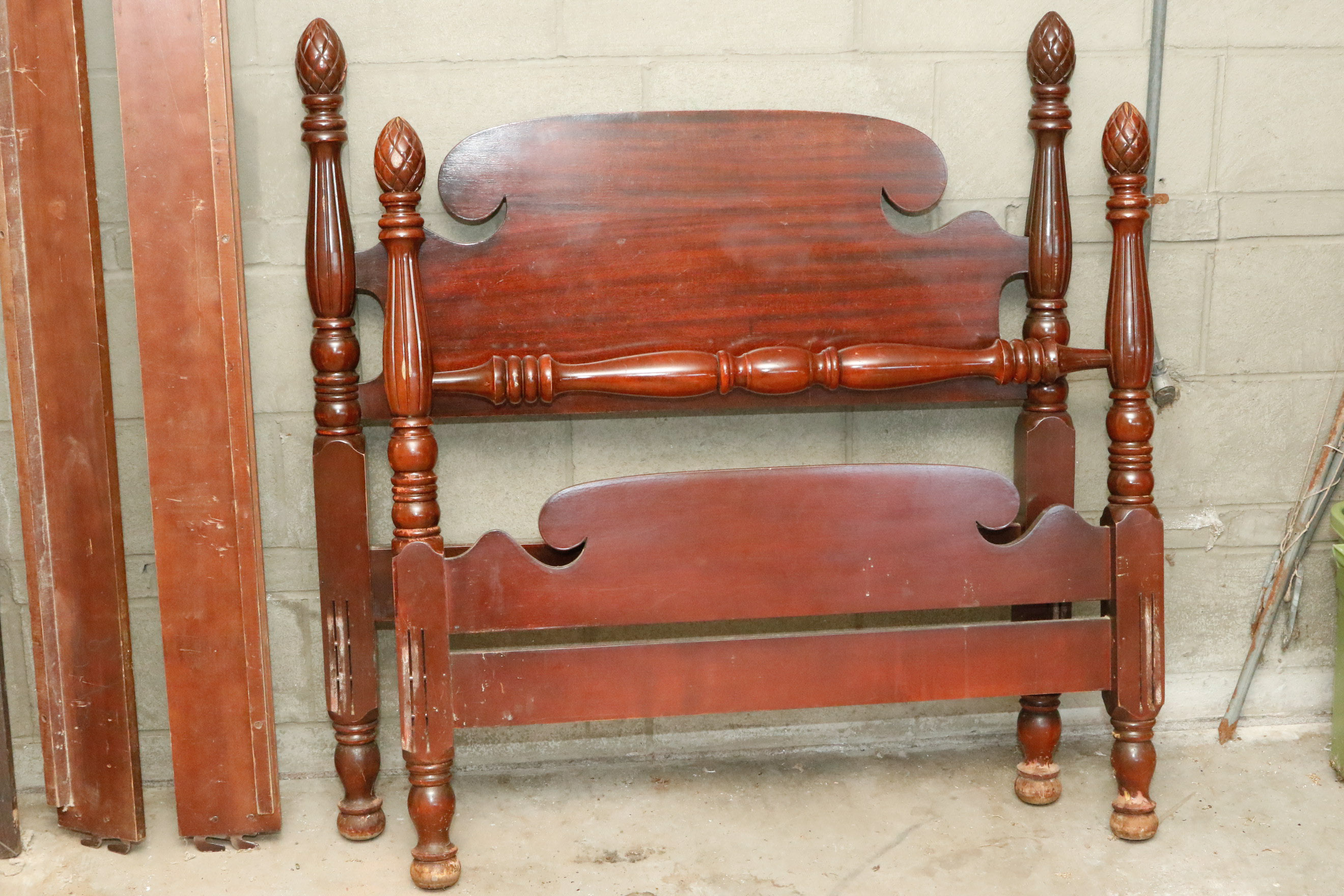 Van Stee Twin Pineapple Poster Bed