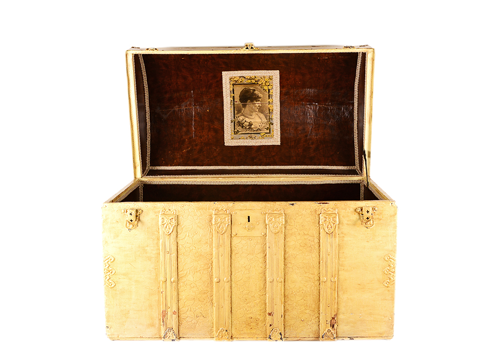 Decorative Barrel Top Trunk