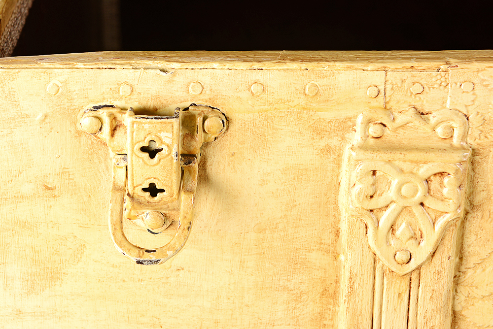 Decorative Barrel Top Trunk