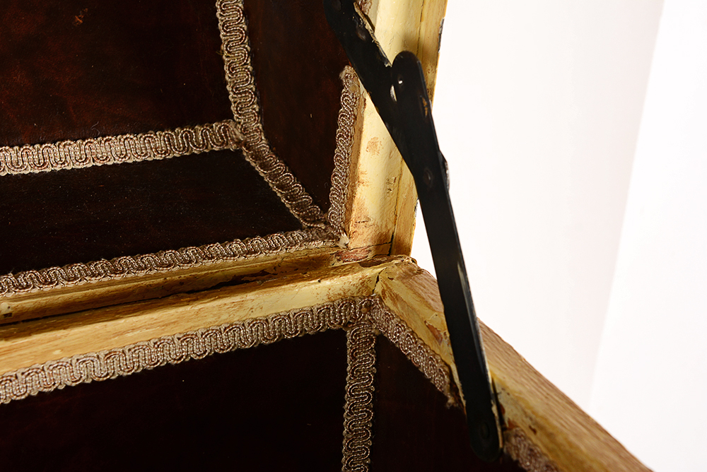 Decorative Barrel Top Trunk