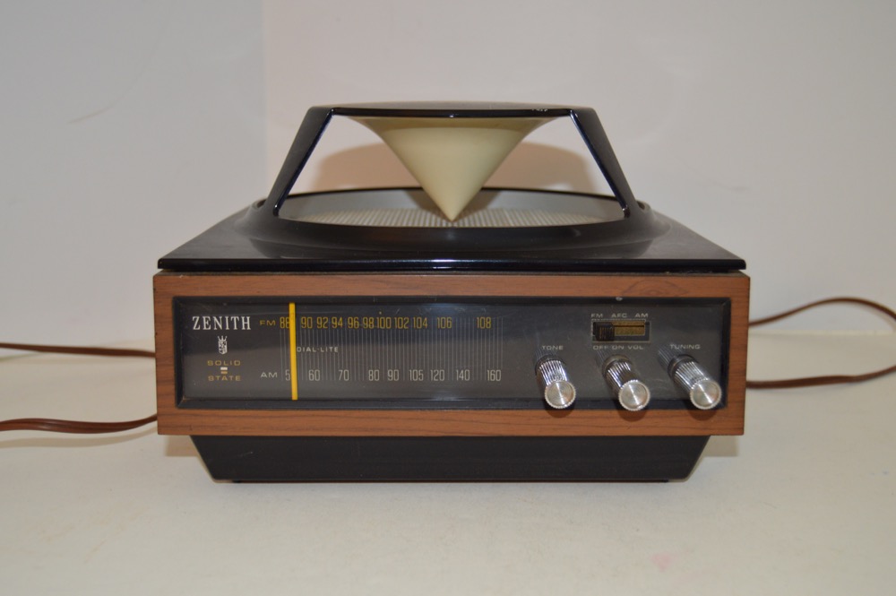 Mid Century Modern Zenith AM/FM Radio
