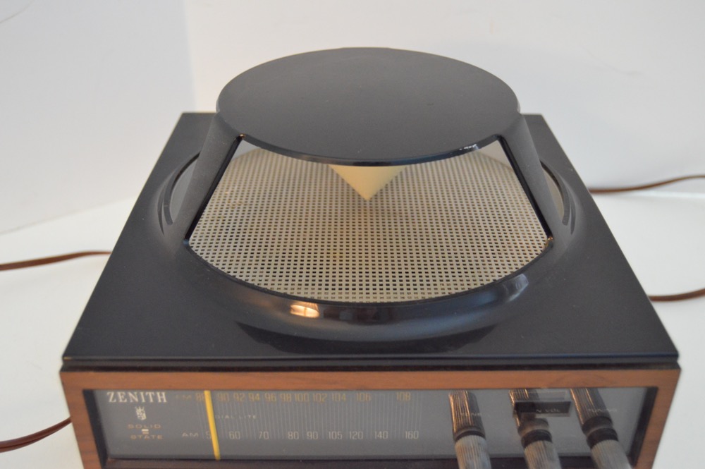 Mid Century Modern Zenith AM/FM Radio