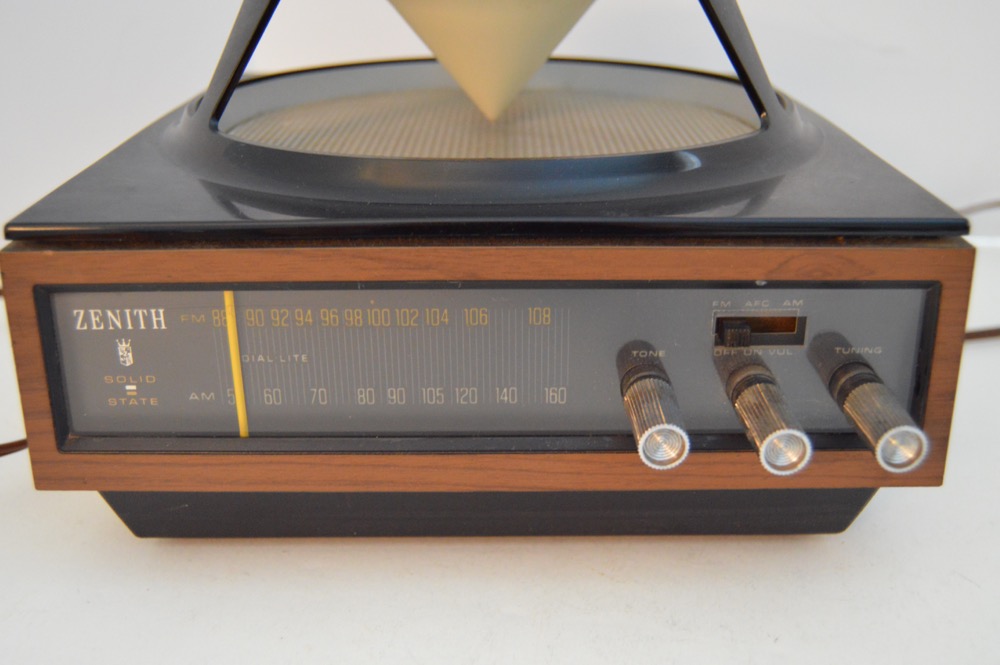 Mid Century Modern Zenith AM/FM Radio