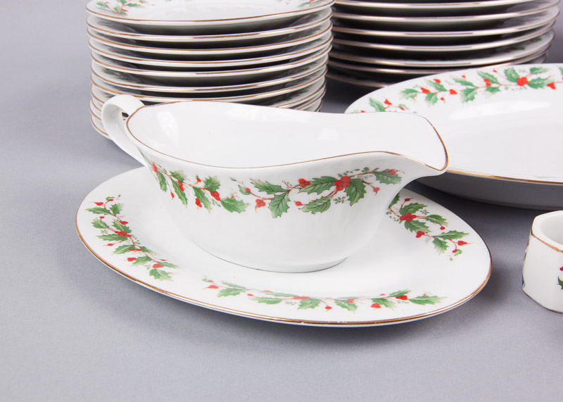 China Pearl "Noel" Pattern Fine China Set