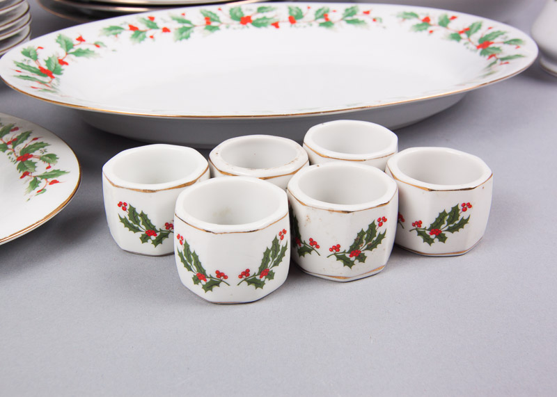 China Pearl "Noel" Pattern Fine China Set