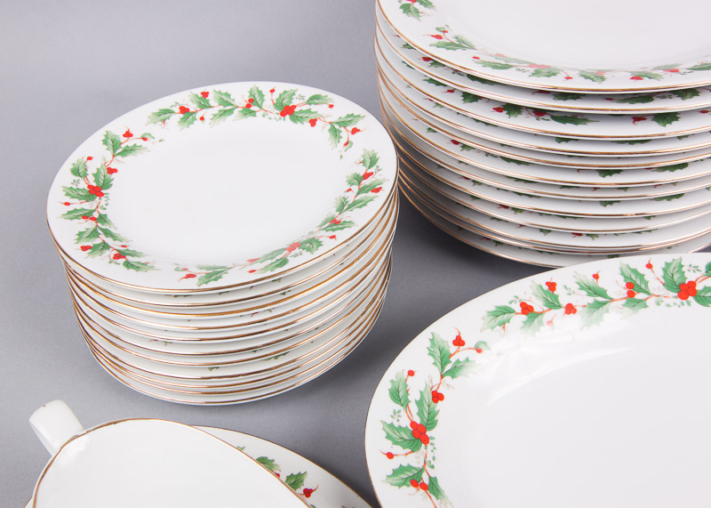 China Pearl "Noel" Pattern Fine China Set