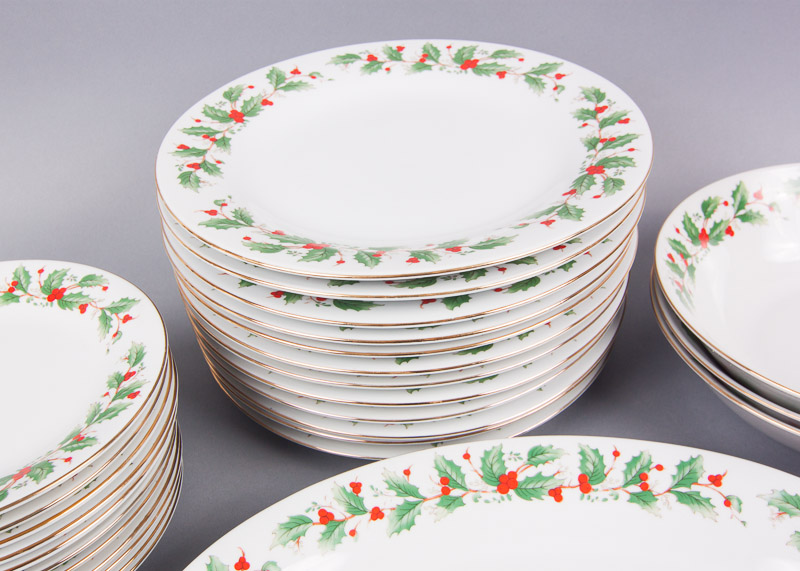 China Pearl "Noel" Pattern Fine China Set