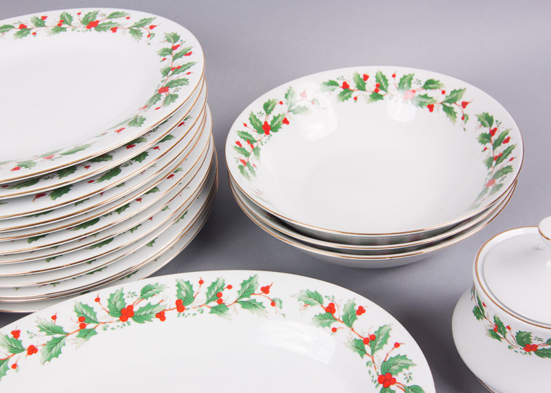 China Pearl "Noel" Pattern Fine China Set