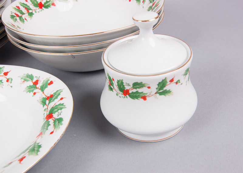 China Pearl "Noel" Pattern Fine China Set
