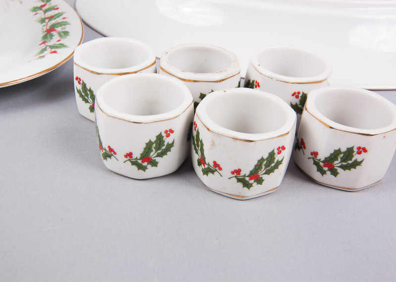 China Pearl "Noel" Pattern Fine China Set